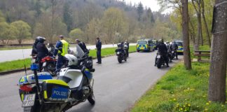 Motorräder kontrolliert von Polizisten