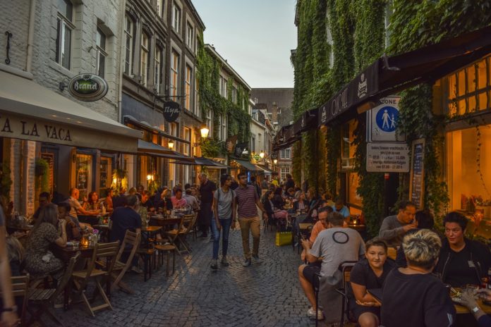 Geöffnete Cafes und Restaurants mit vielen Gästen