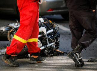 Abgestürzte Motorrad nach Verkehrsunfall