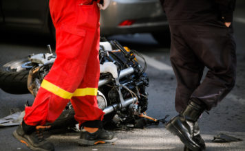Abgestürzte Motorrad nach Verkehrsunfall