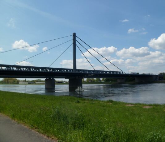 Die Rheinbrücke Karlsruhe.