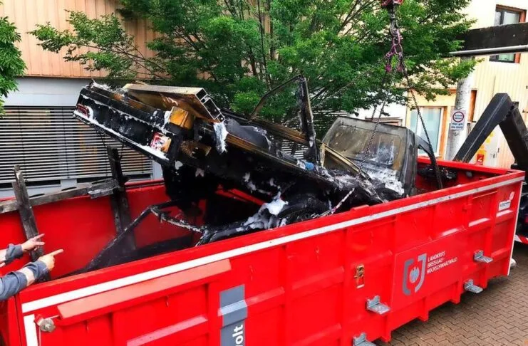 e-auto wird gelöscht in Wanne