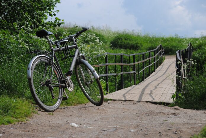 Abgestelltes Fahrrad an Brücke