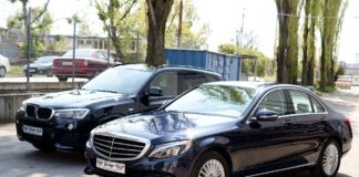 Mercedes und Bmw Auto auf Parkplatz
