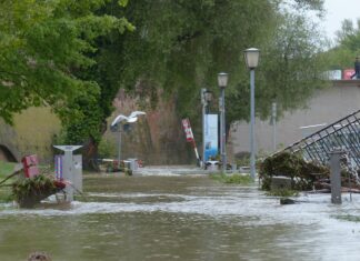 Straße überschwemmt durch Unwetter