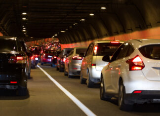 Zahlreiche Autos stehen in einem Stau in einem Autotunnel