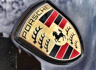 Porsche Symbol auf Motorhaube