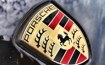 Porsche Symbol auf Motorhaube