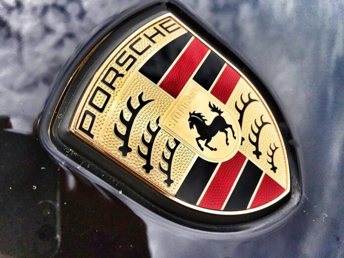 Porsche Symbol auf Motorhaube