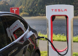 Tesla Elektroauto mit Ladestation