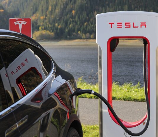 Tesla Elektroauto mit Ladestation