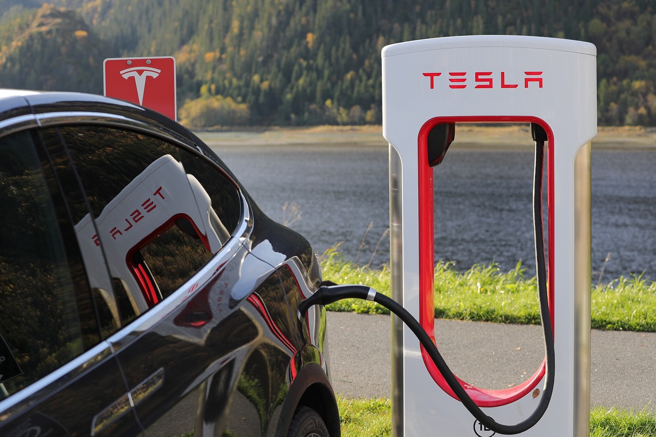 Pick-up Fahrer parkt Tesla-Ladestation zu und schießt mit