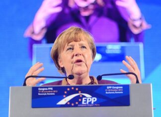Angela Merkel auf einem Potest
