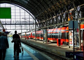 Hauptbahnhof mit Reisenden und Zügen