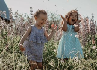 Kinder sielen auf Feld und lachen