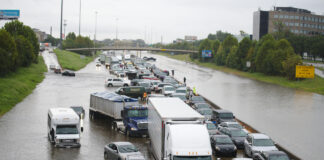 Autobahn überschwemmt nach Unwetter