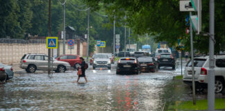 Straße überflutet mit Autos