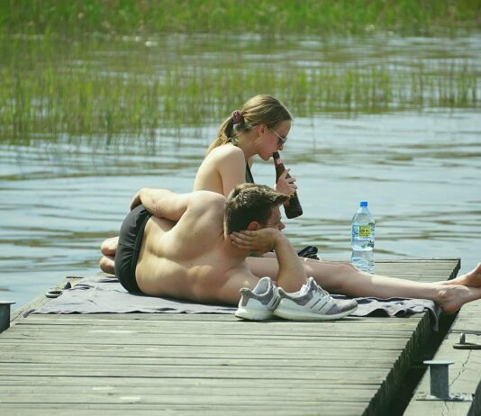 Hitze-Sommer Menschen am Baggersee