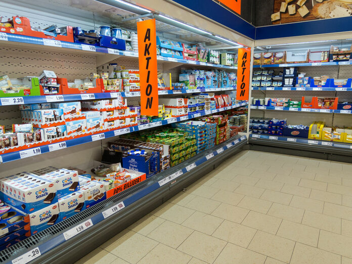 Supermarkt Kühlregal in Lidl-Filiale mit Sonderangeboten