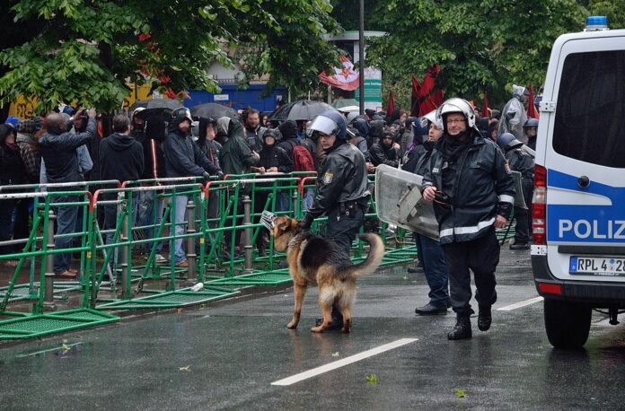 Polizeihund-Einsatz auf Demo
