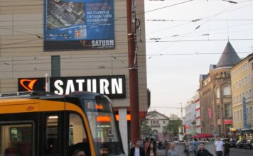Die Karlsruher Innenstadt am Europaplatz mit Saturn