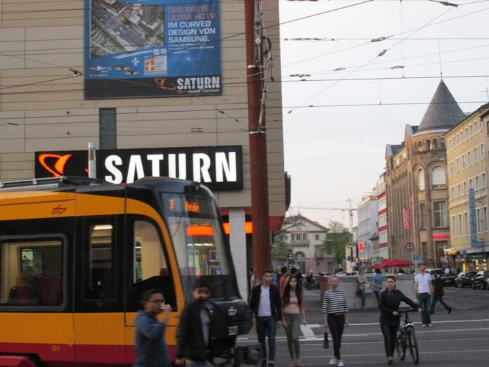 Die Karlsruher Innenstadt am Europaplatz mit Saturn