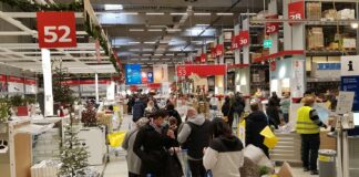 Besucher-Schlange im IKEA, bei dem viele Produkte günstiger sind.