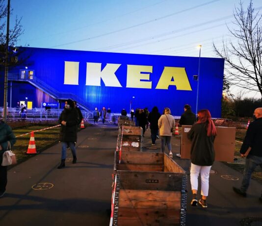 IKEA-Filiale Besucher-Schlange vor dem Geschäft