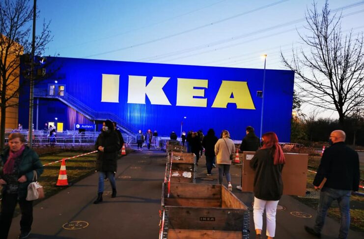 IKEA-Filiale Besucher-Schlange vor dem Geschäft