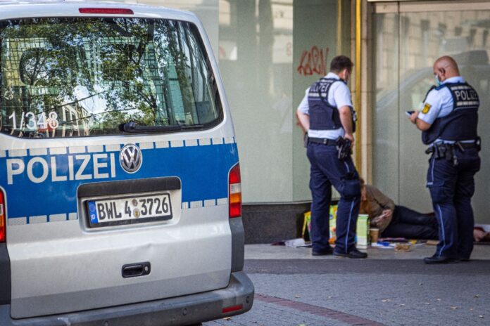 Polizeikontrolle mit Obdachlosen in Karlsruhe