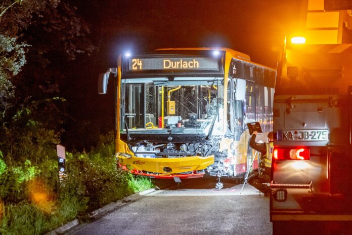 Linienbus Unfall bei Karlsruhe