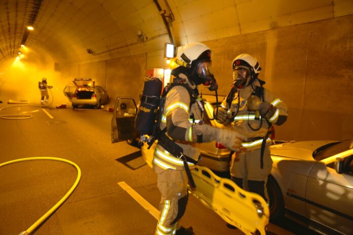 Unfall im Tunnel mit Auto
