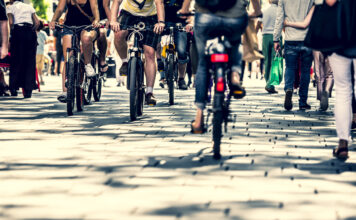 Viele Fahrradfahrer in der Stadt