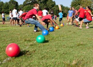 Schulkinder spielen Völkerball