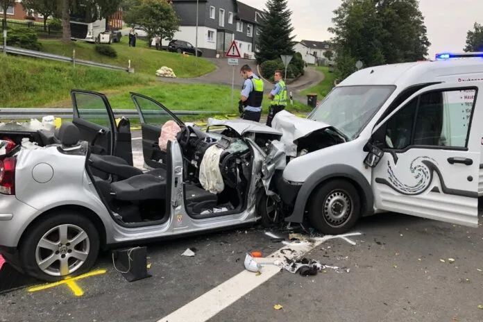 Frontalcrash auf Straße