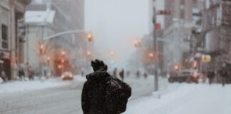 Kältewelle mit Schnee in der Stadt