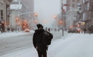 Kältewelle mit Schnee in der Stadt