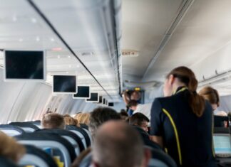 Stewardessen in Flugzeug