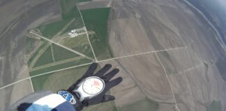 Fallschirmspringer in der Luft
