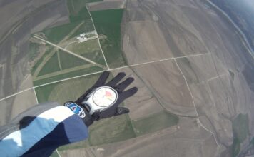 Fallschirmspringer in der Luft
