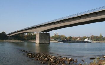 Die Salierbrücke über dem Rhein