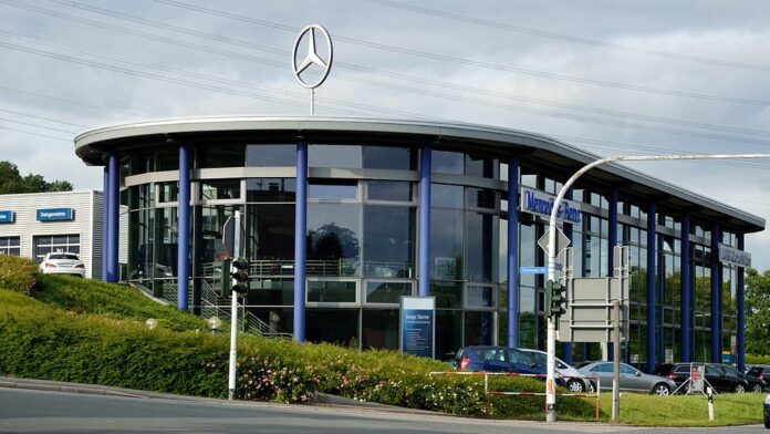 Daimlerhaus mit Mercedes