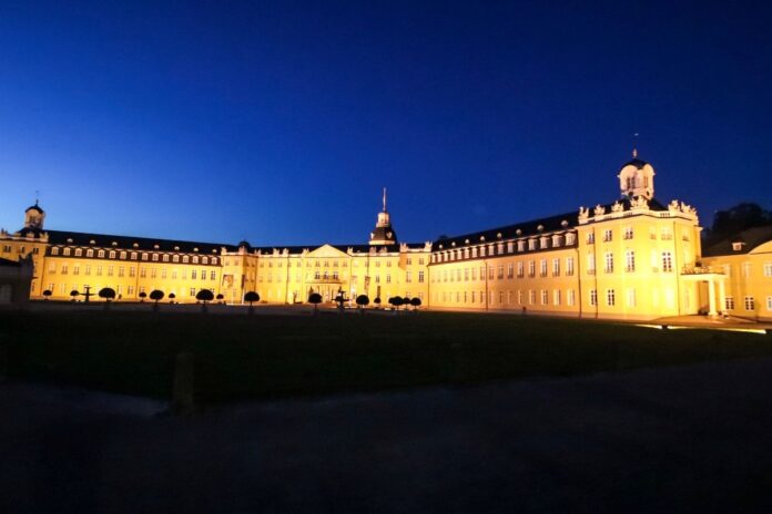 Das Karlsruher Schloss am Abend