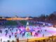 Die Eiszeit vorm Karlsruher Schloss. Die Bürger laufen Schlittschuh auf einer großen Eisfläche vor dem Schloss in Karlsruhe. Es ist Abendstimmung und die Eisfläche ist bunt beleuchtet.
