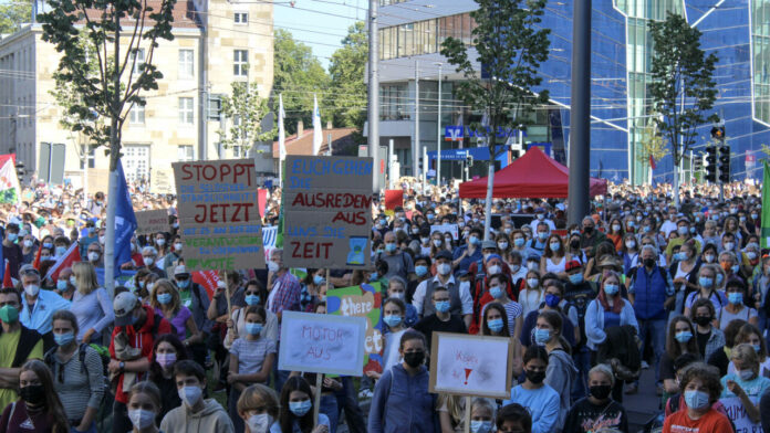 Klima Demo mit vielen Menschen