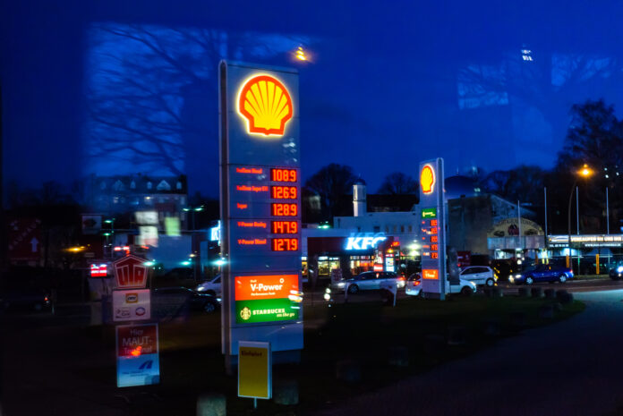 Tankstelle in Deutschland am Abend
