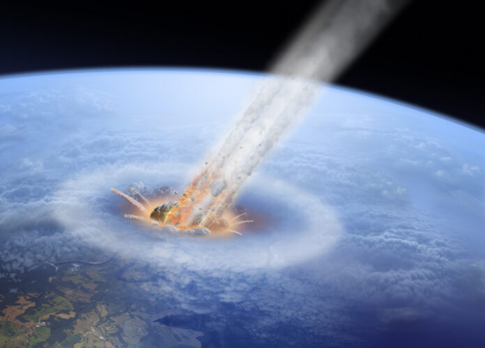 Ein riesiger Asteroid aus dem All schlägt auf die Erde ein. Er erzeugt einen Feuerball und eine riesige Druckwelle auf der Einsturzstelle.