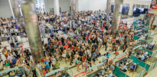Flughafen voller Menschen