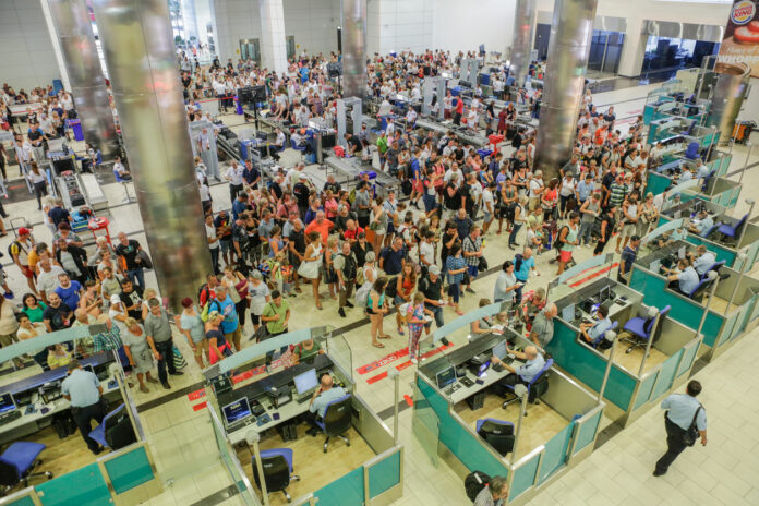 Flughafen voller Menschen