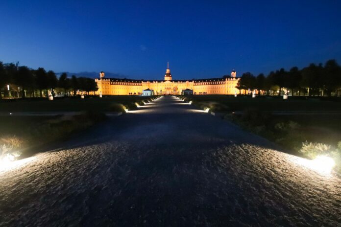 Schloss mit Beleuchtung in Karlsruhe